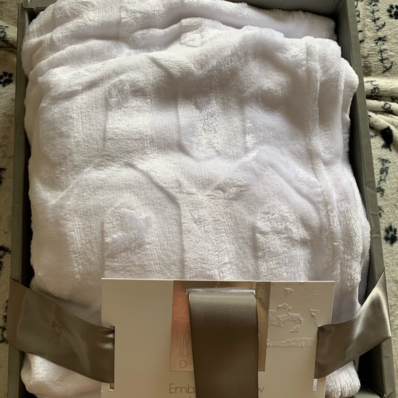 Elle Decor Embossed Throw blanket white NWT - Picture 1 of 9